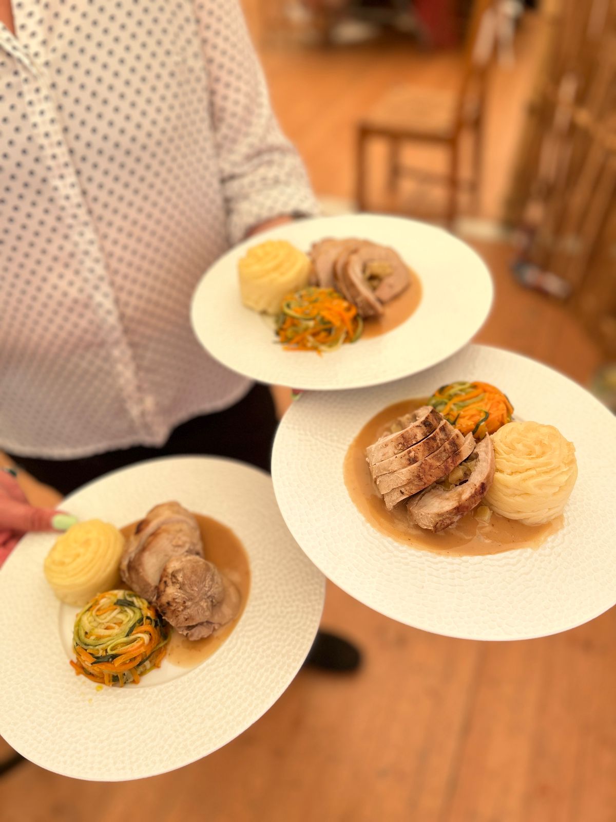 filet mignon écrasée de pommes de terre et julienne de légumes